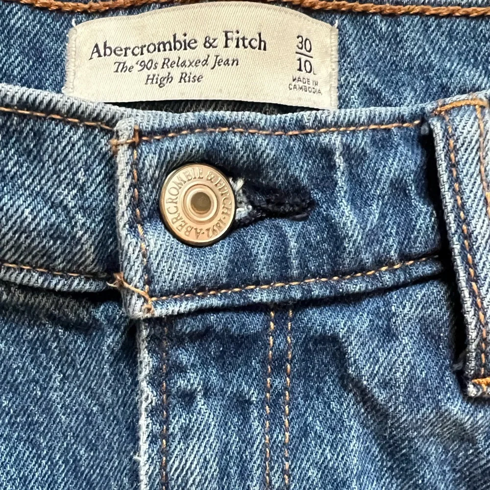 Abercrombie & Fitch High Rise 90s Relaxed Frayed Hem Jean - Picture 5 of 7